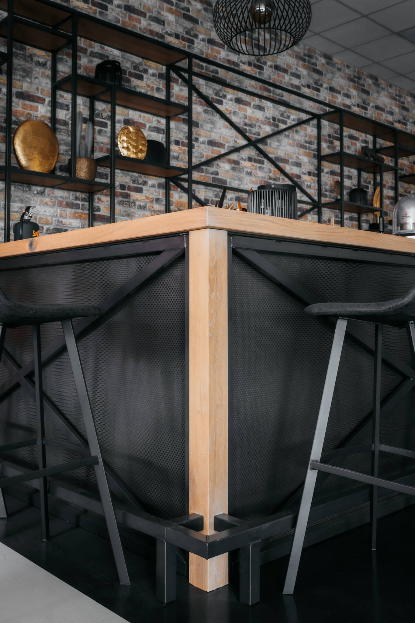 Stalen mega bar met massief eikenhouten blad