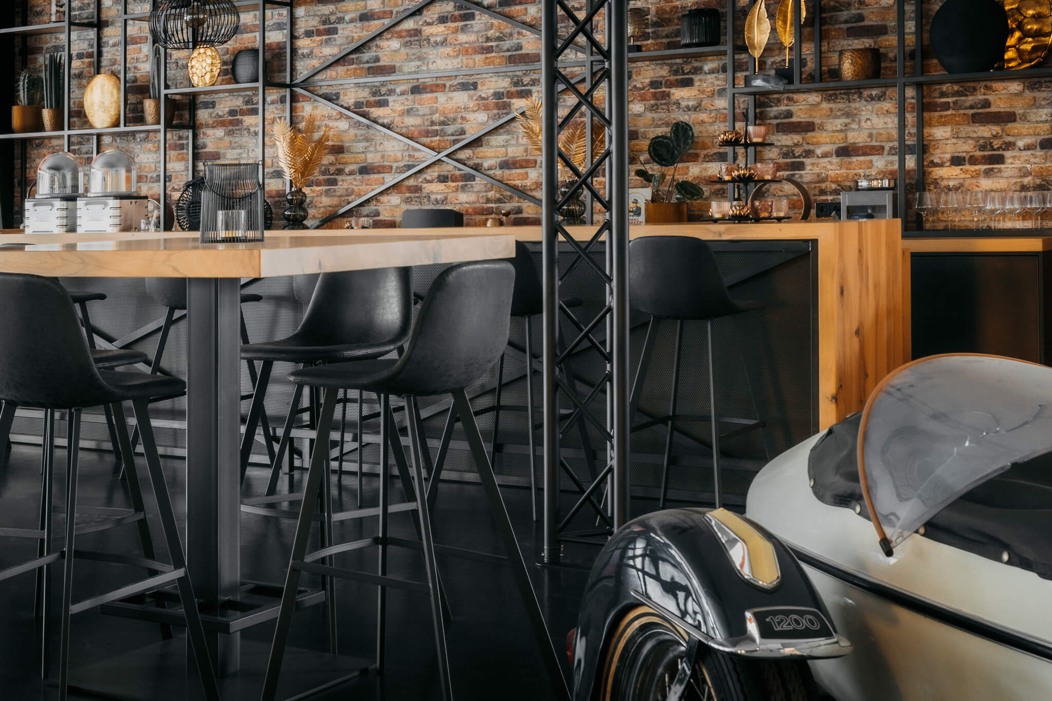 Stalen mega bar met massief eikenhouten blad