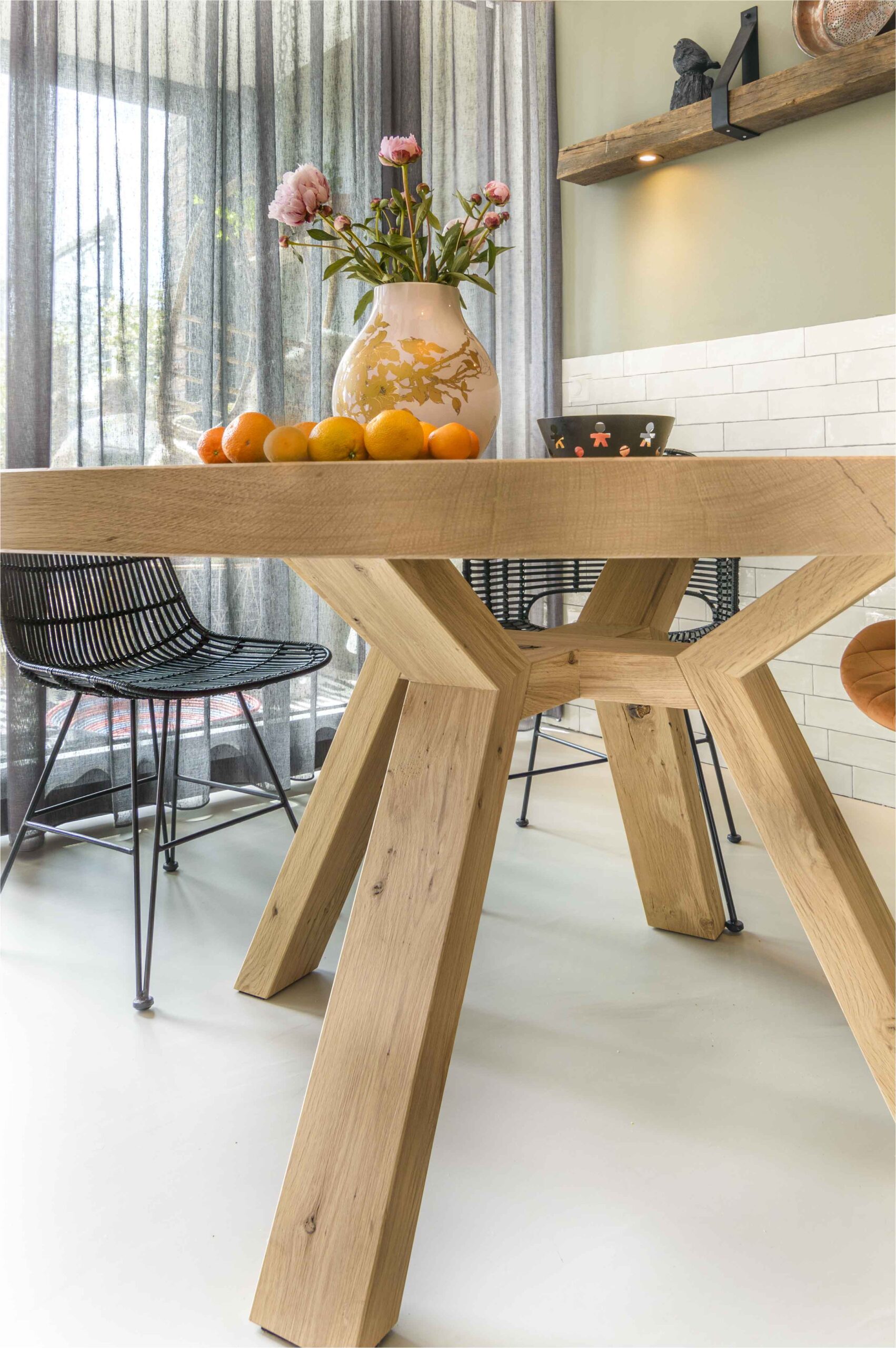 Grote eiken ronde eettafel met houten poten Stefan