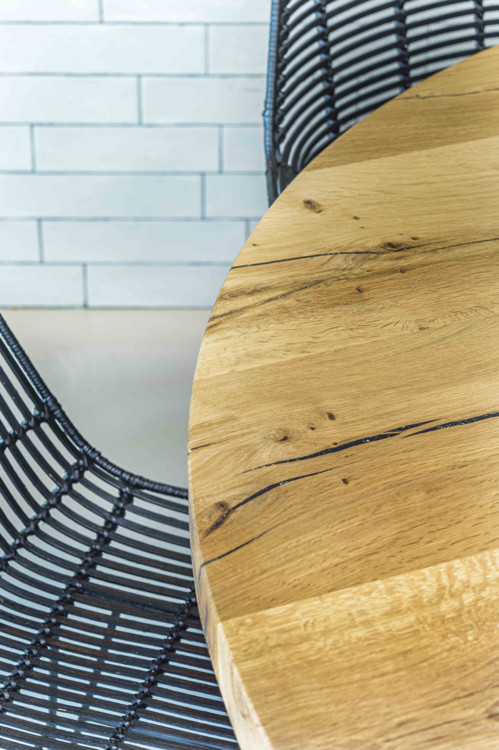 Grote eiken ronde eettafel met houten poten Stefan