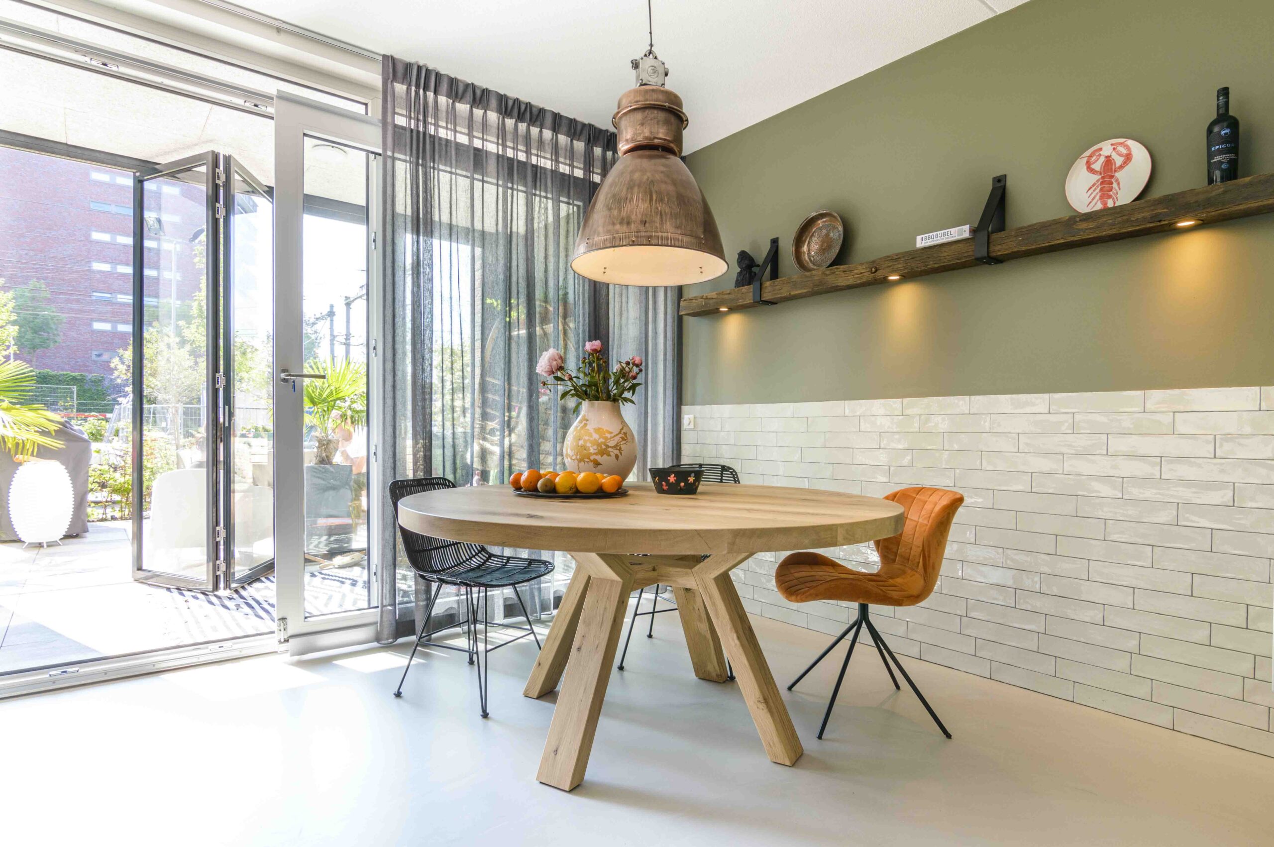 Grote eiken ronde eettafel met houten poten Stefan