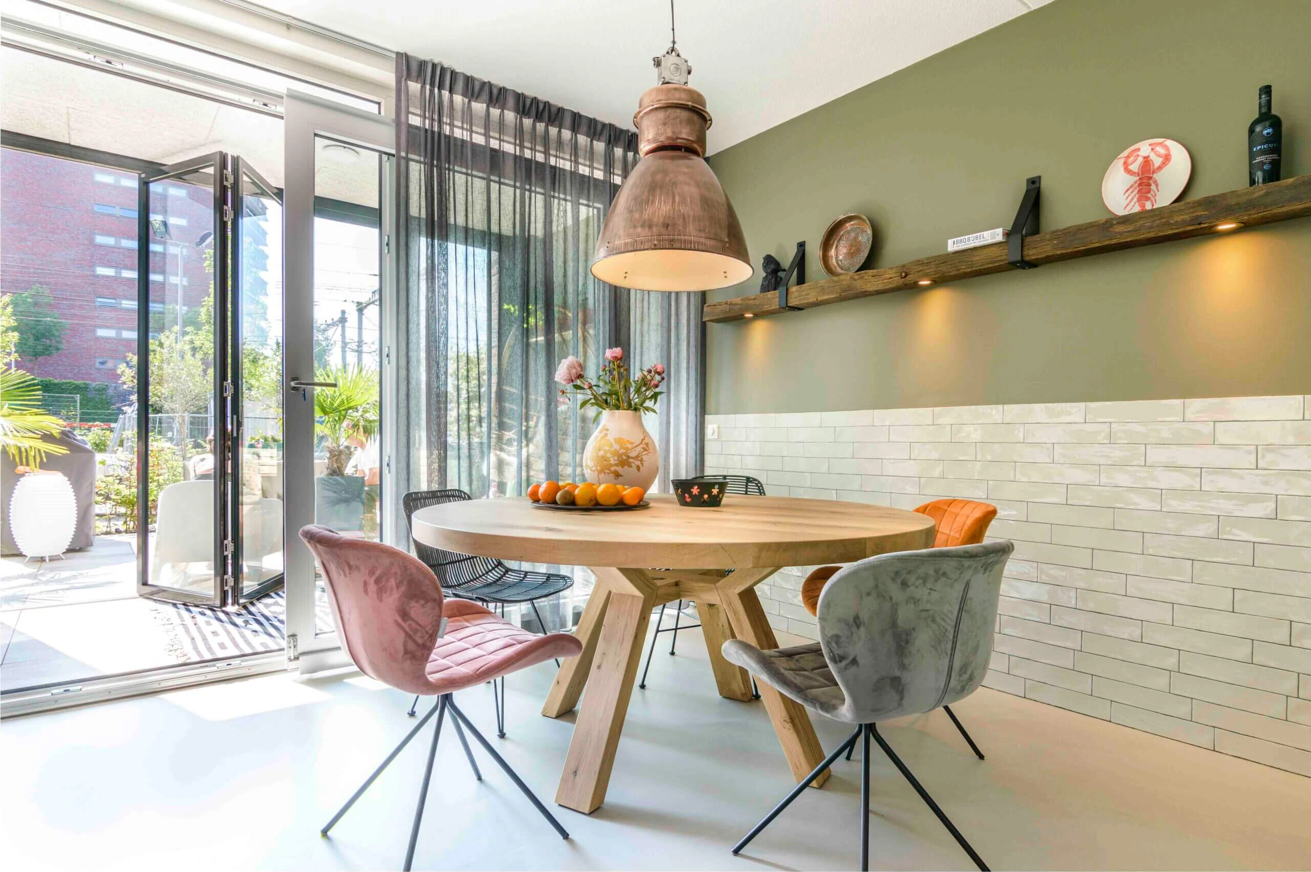 Grote eiken ronde eettafel met houten poten Stefan