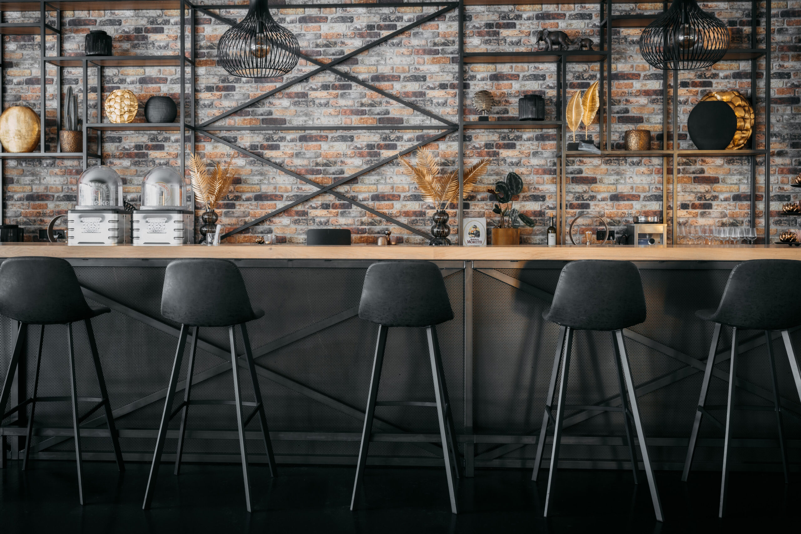Stalen mega bar met massief eikenhouten blad