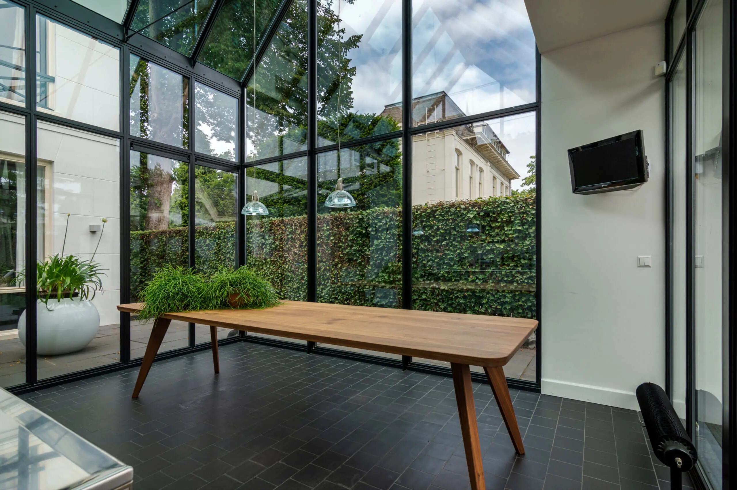 Scandinavische notenhouten tafel met houten poten Retro