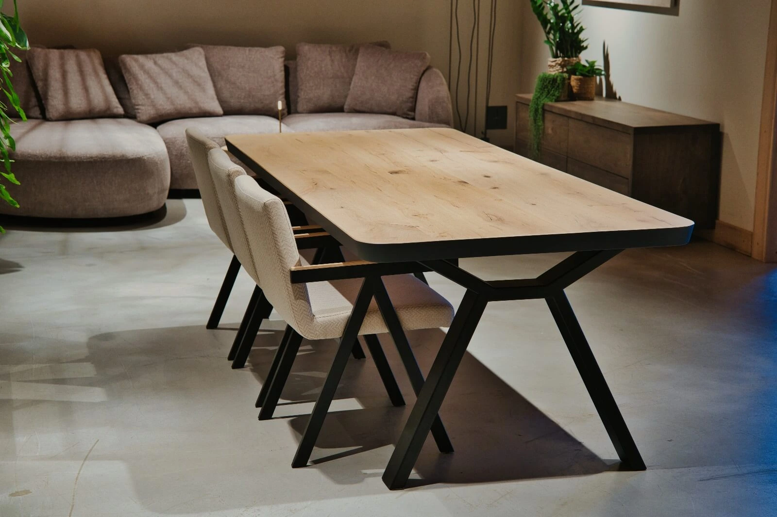 Massief eiken eettafel met zwarte rand en stalen Stefan als onderstel