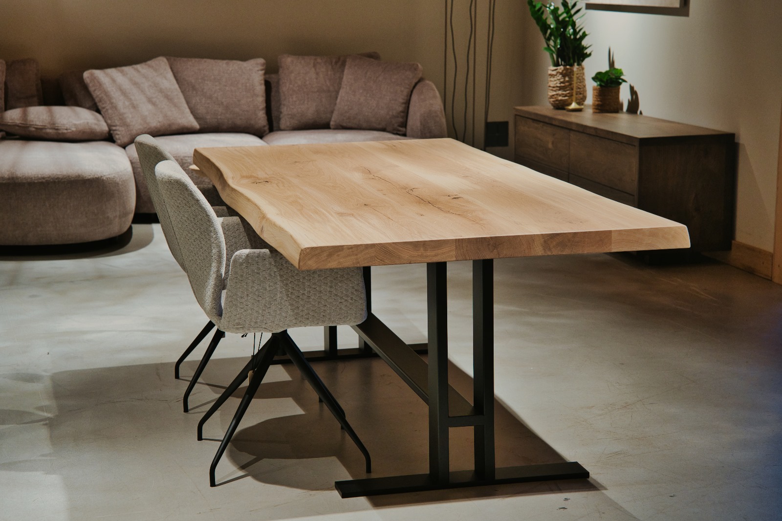 Massief eiken boomstamtafel met Gerrit onderstel