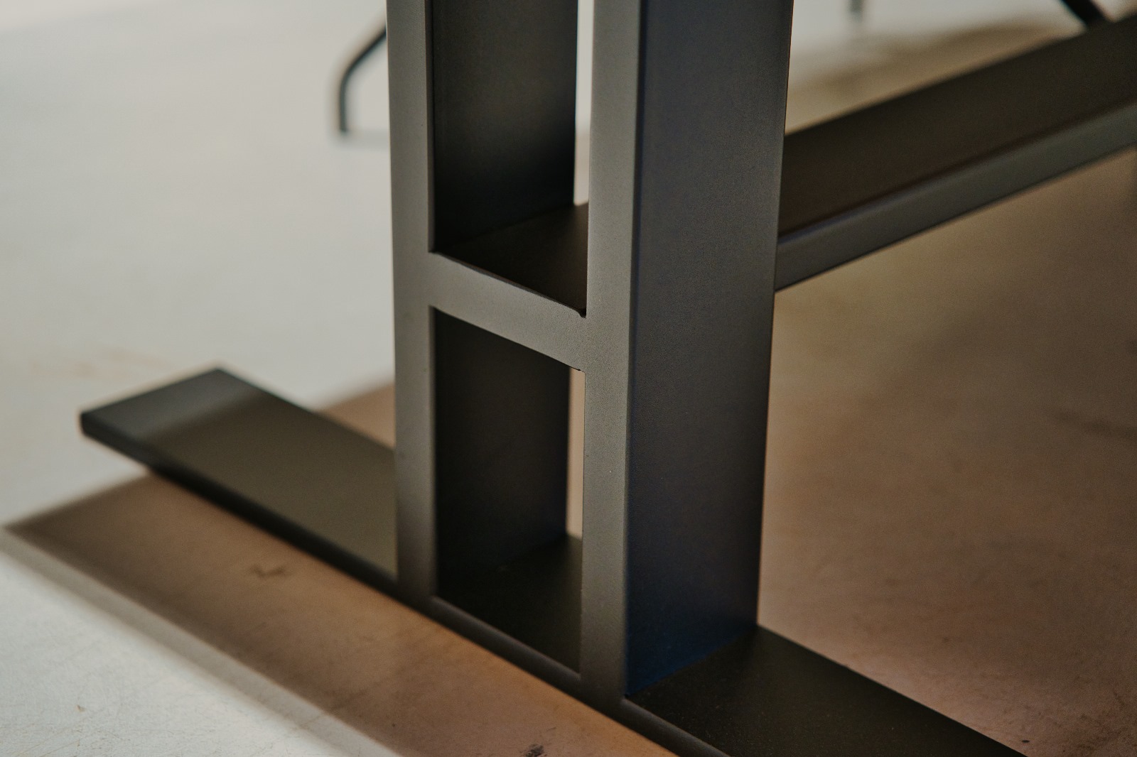 Massief eiken boomstamtafel met Gerrit onderstel