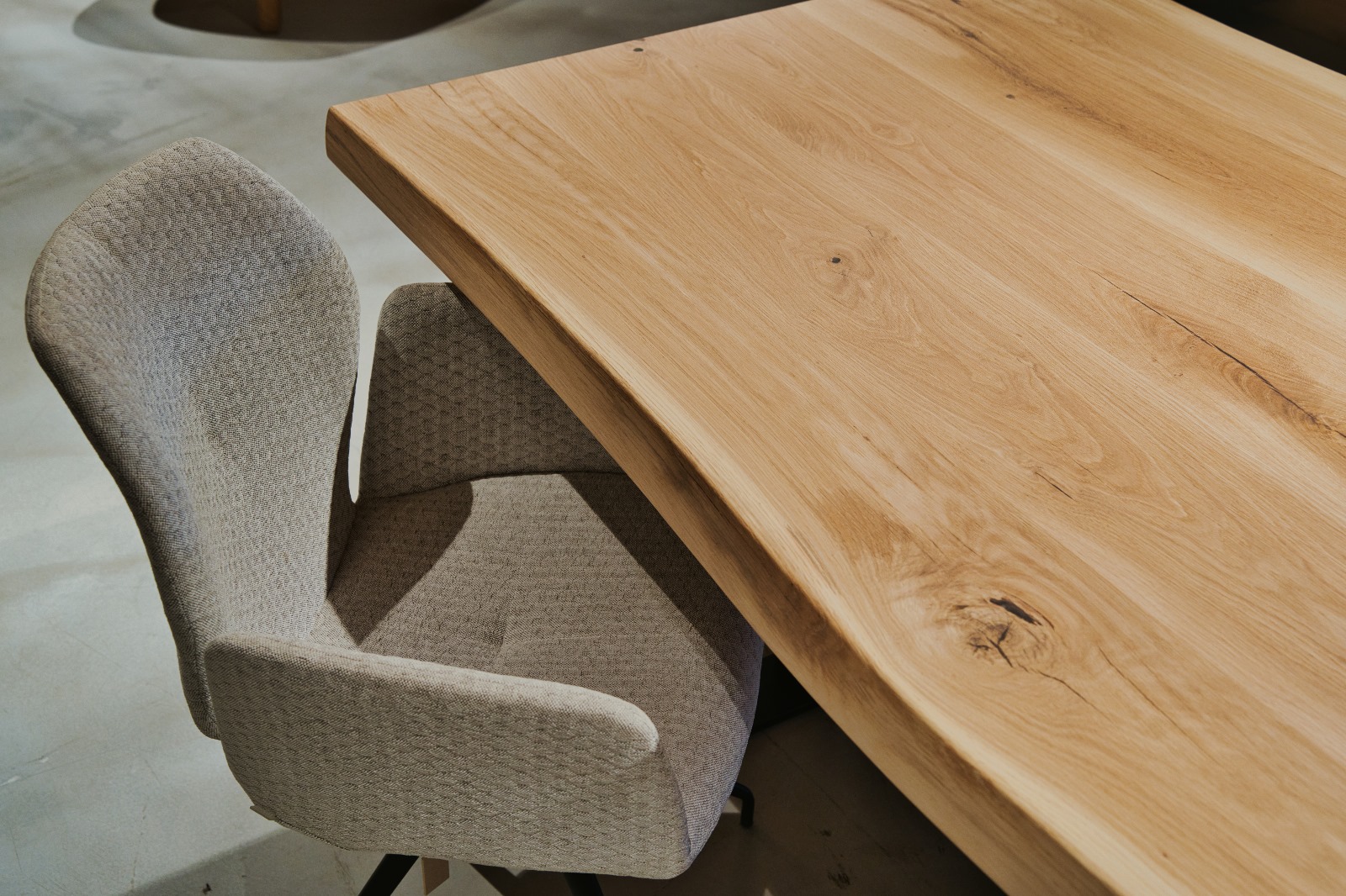 Massief eiken boomstamtafel met Gerrit onderstel