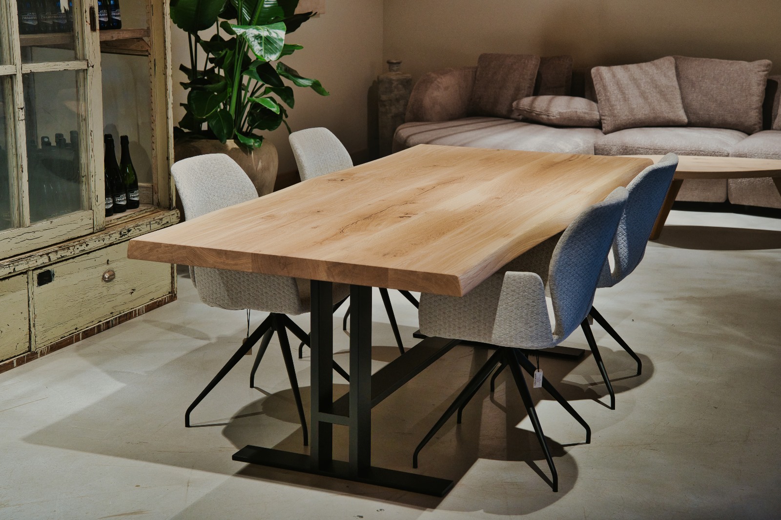 Massief eiken boomstamtafel met Gerrit onderstel