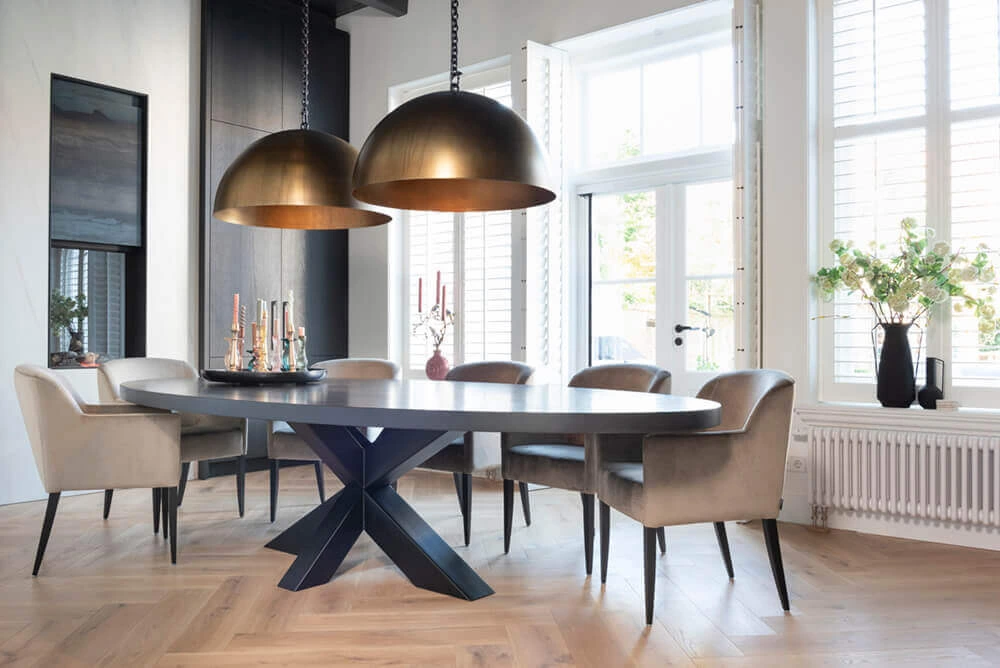 Rustiek eiken tafel zwart - Stalen onderstel - Kruispoot onevenwijdig