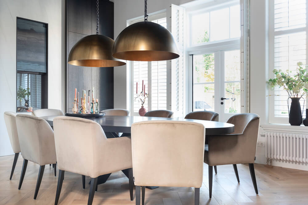 Rustiek eiken tafel zwart - Stalen onderstel - Kruispoot onevenwijdig