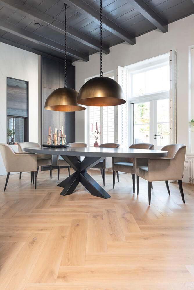 Rustiek eiken tafel zwart - Stalen onderstel - Kruispoot onevenwijdig