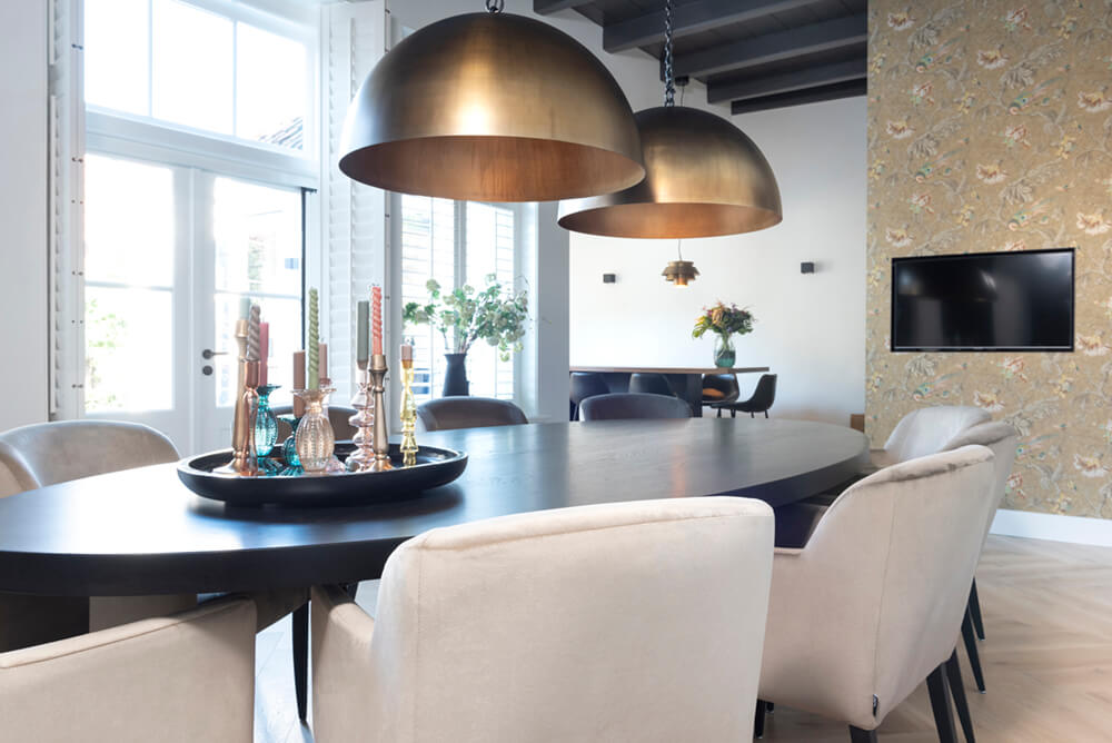 Rustiek eiken tafel zwart - Stalen onderstel - Kruispoot onevenwijdig