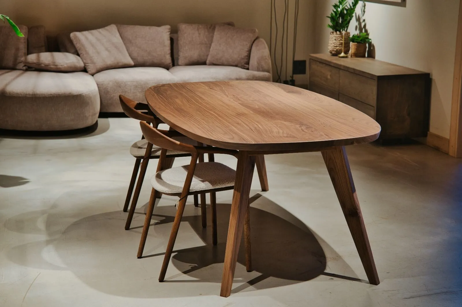 Massief noten Deens ovale retro tafel