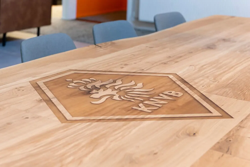 Rustiek-eiken-boomstamtafel-Logo-Stalen-onderstel-Pim-