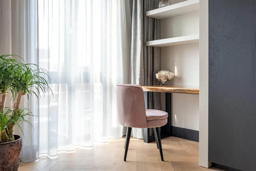 Suarhouten boomstamtafel met epoxy - Stalen onderstel - U