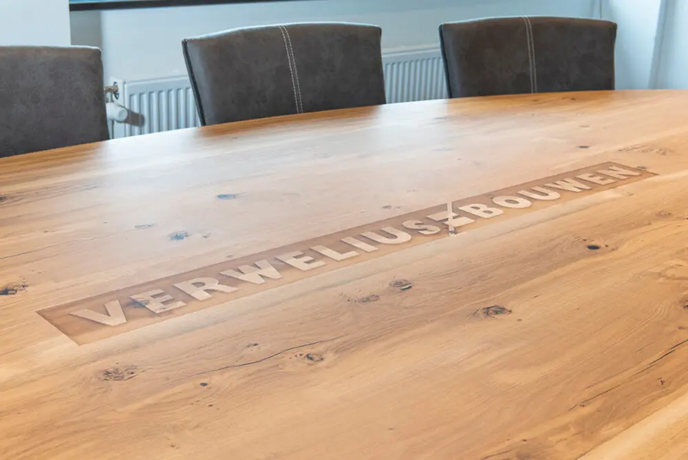 Zwaartafelen eiken ovale kantoortafel met logo