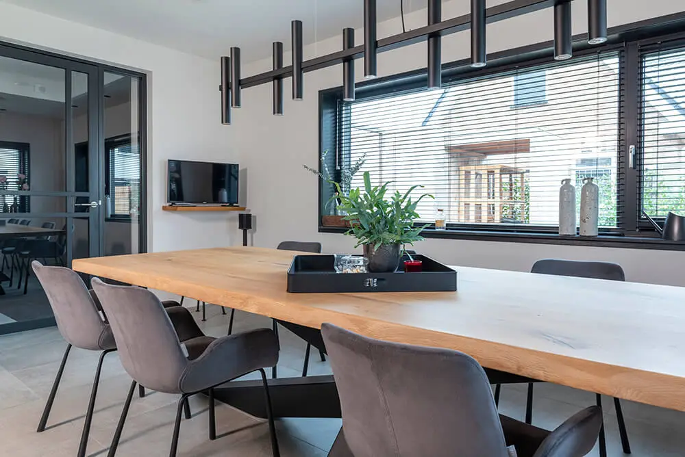 Rustiek-eiken-boomstamtafel-Stalen-onderstel-Kruispoot-enorm