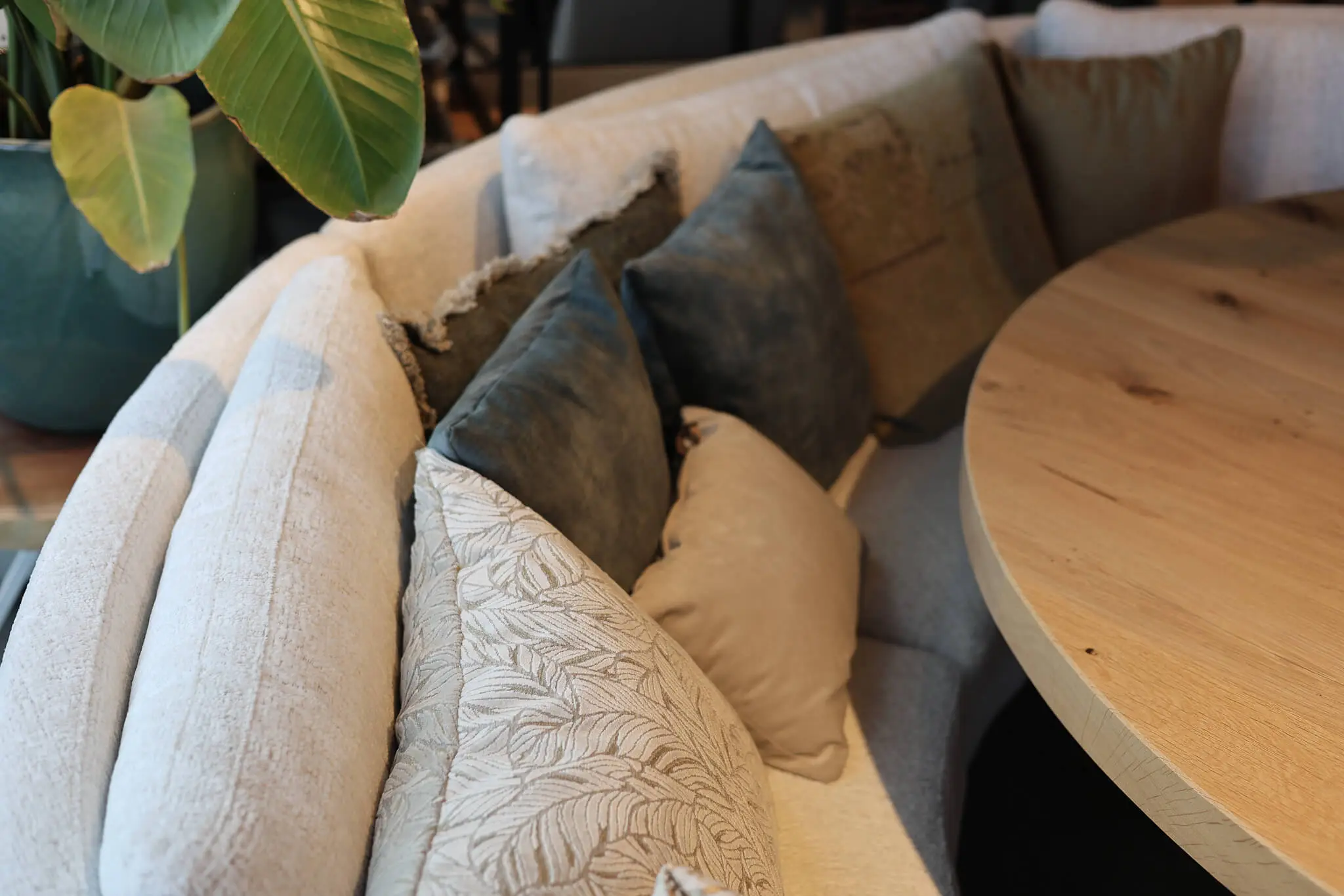 Ronde eetkamerbank op maat