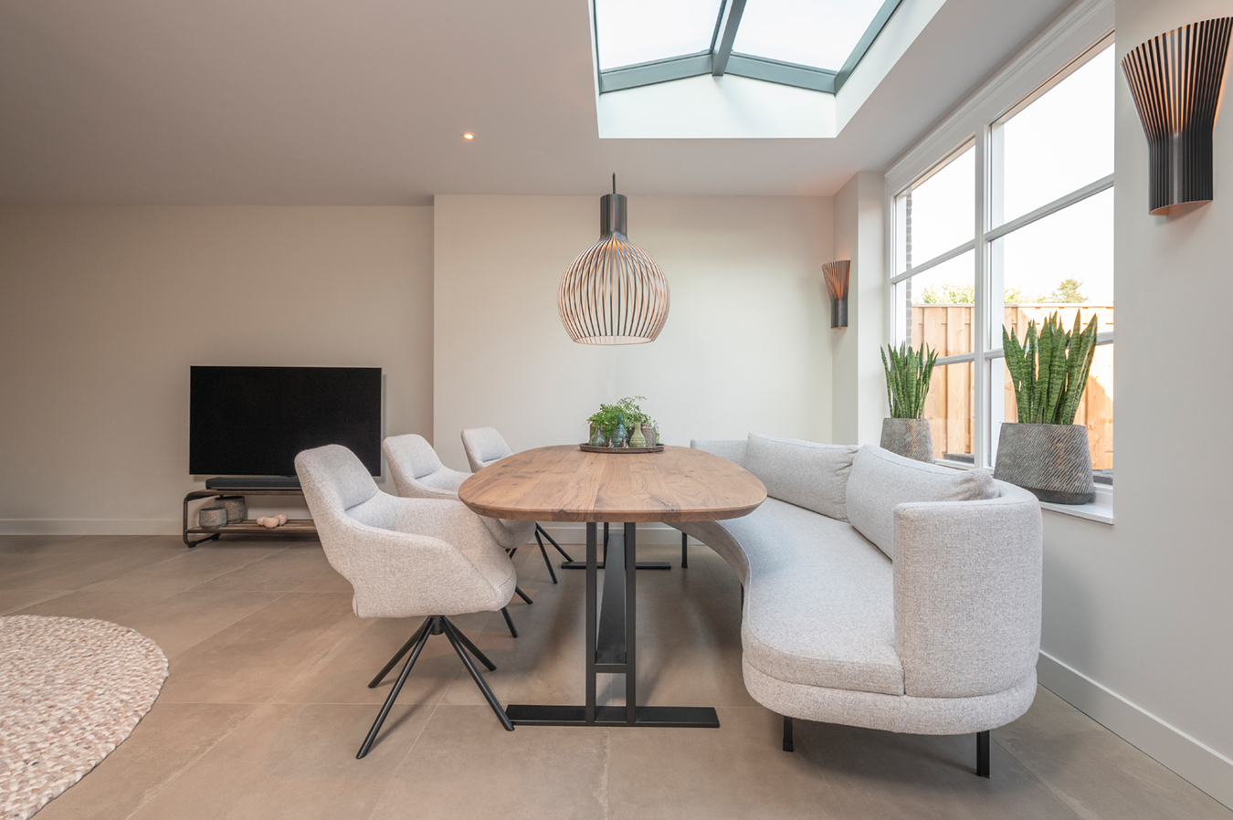 Deens ovale rustiek noten tafel met gerrit onderstel