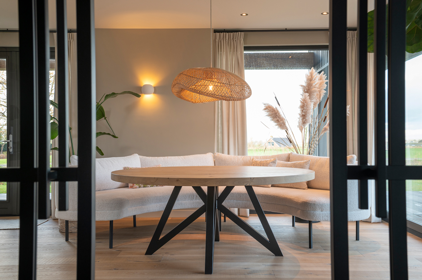 Eiken rond blad met stalen vlinder onderstel