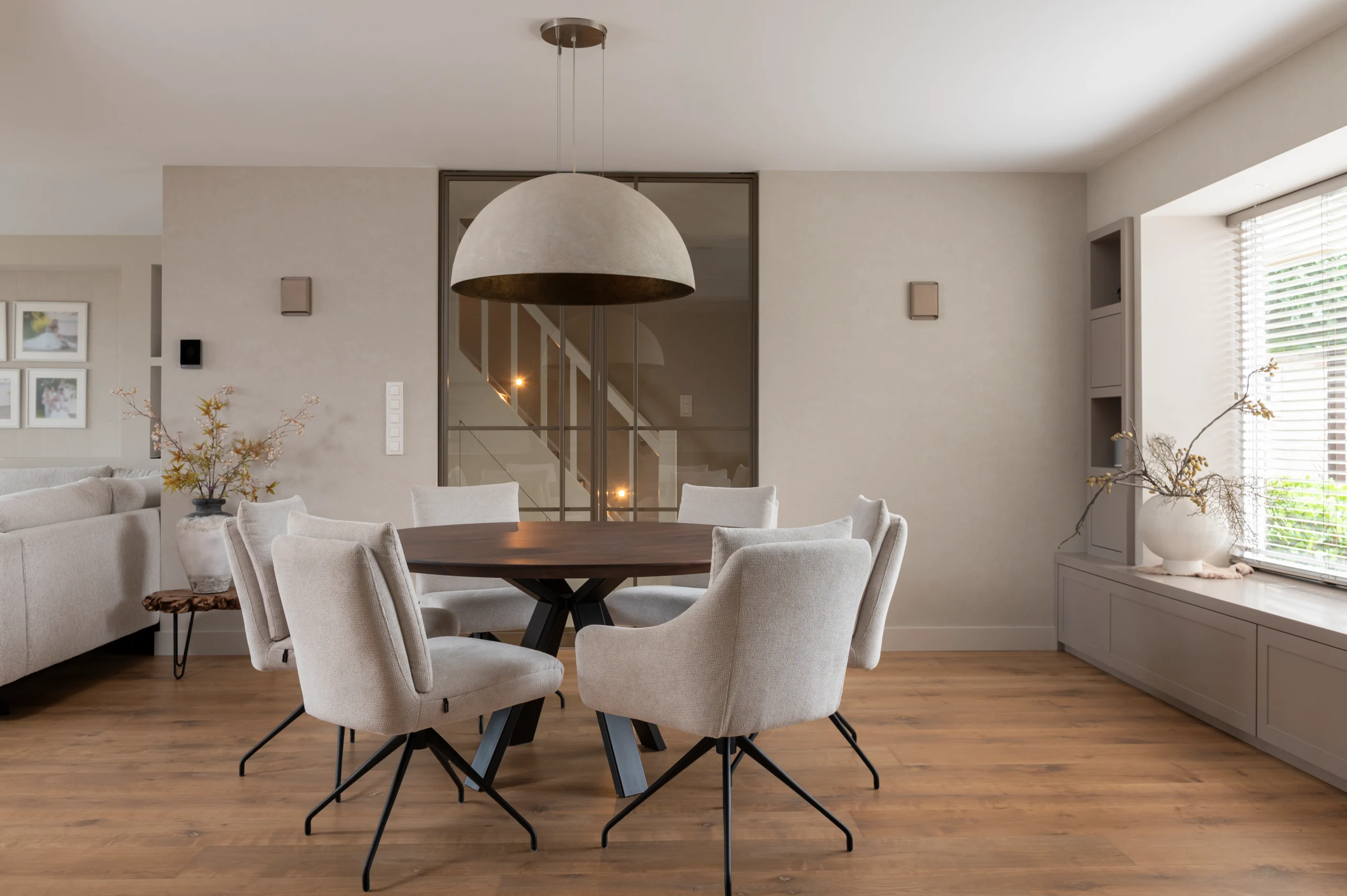 Premium noten ronde tafel met stalen Stefan onderstel