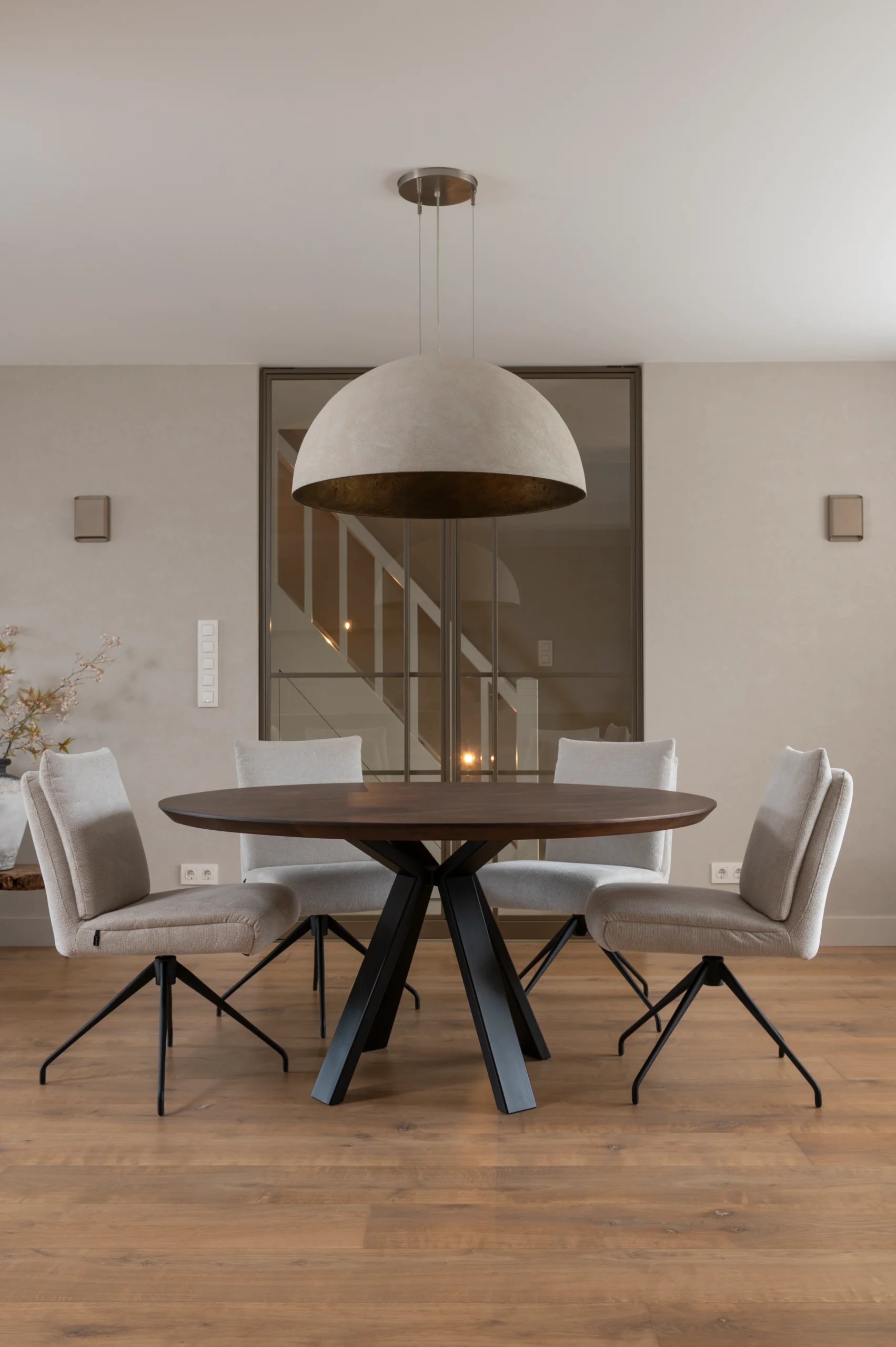 Premium noten ronde tafel met stalen Stefan onderstel