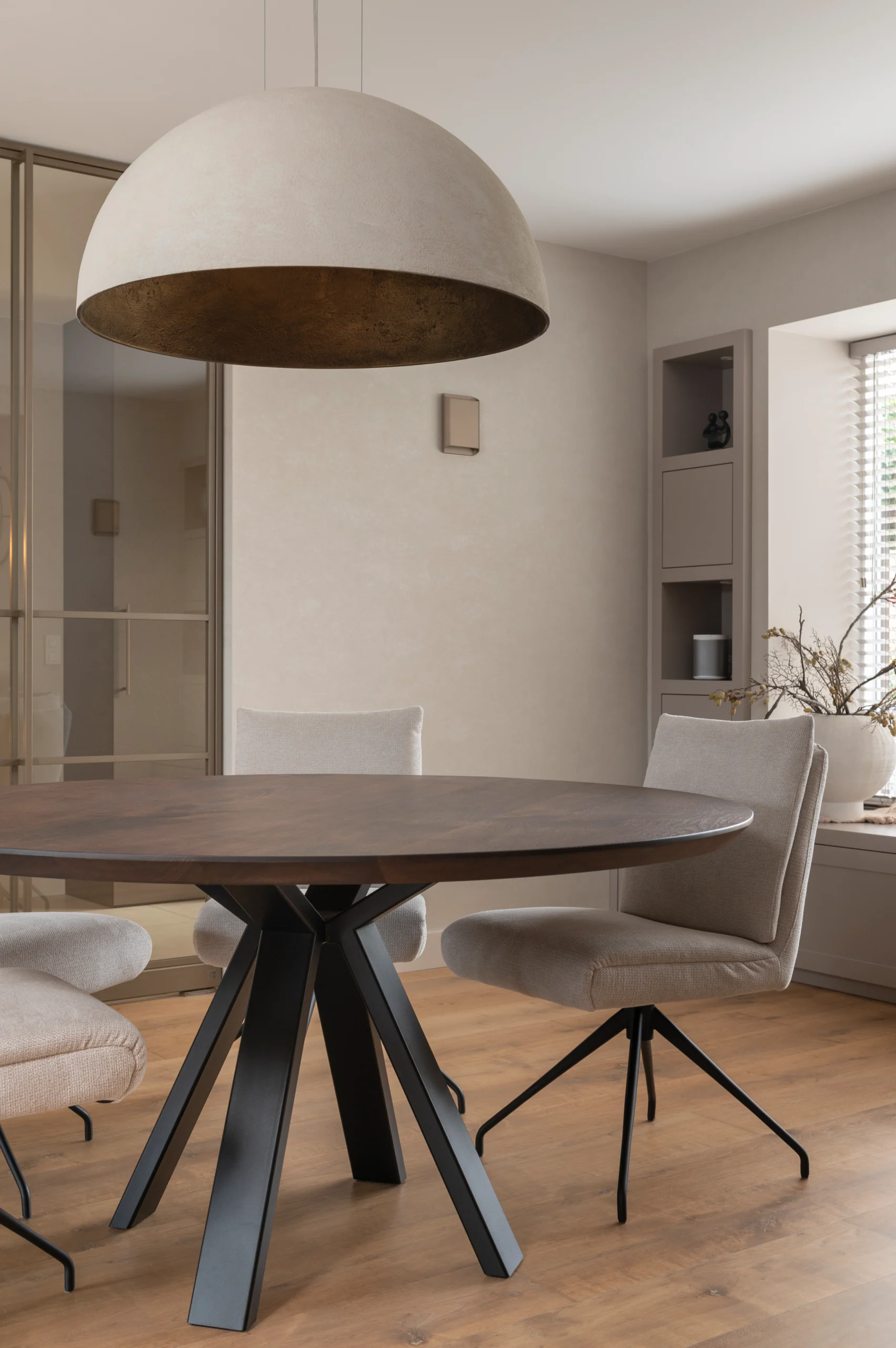 Premium noten ronde tafel met stalen Stefan onderstel