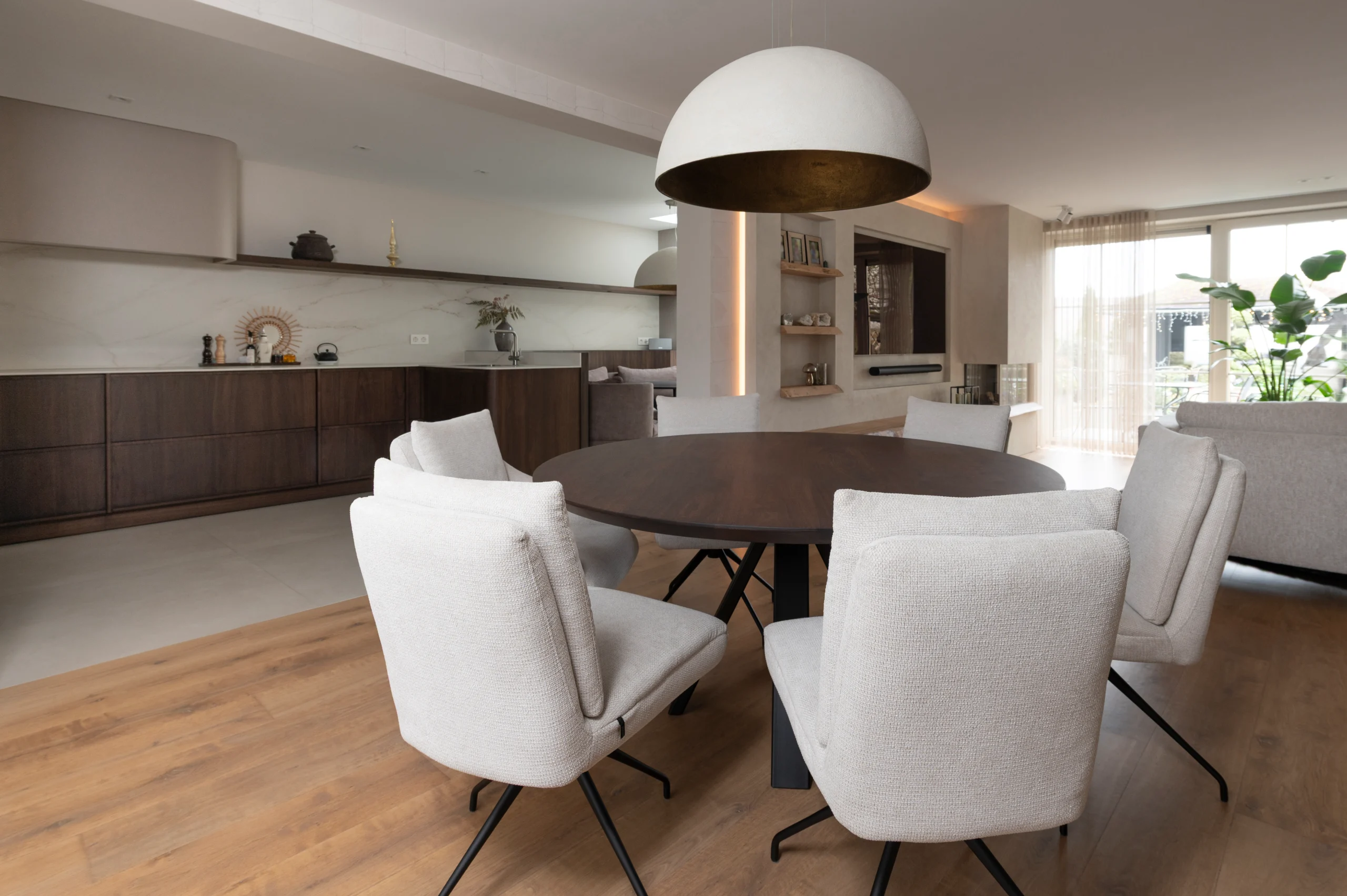 Premium noten ronde tafel met stalen Stefan onderstel