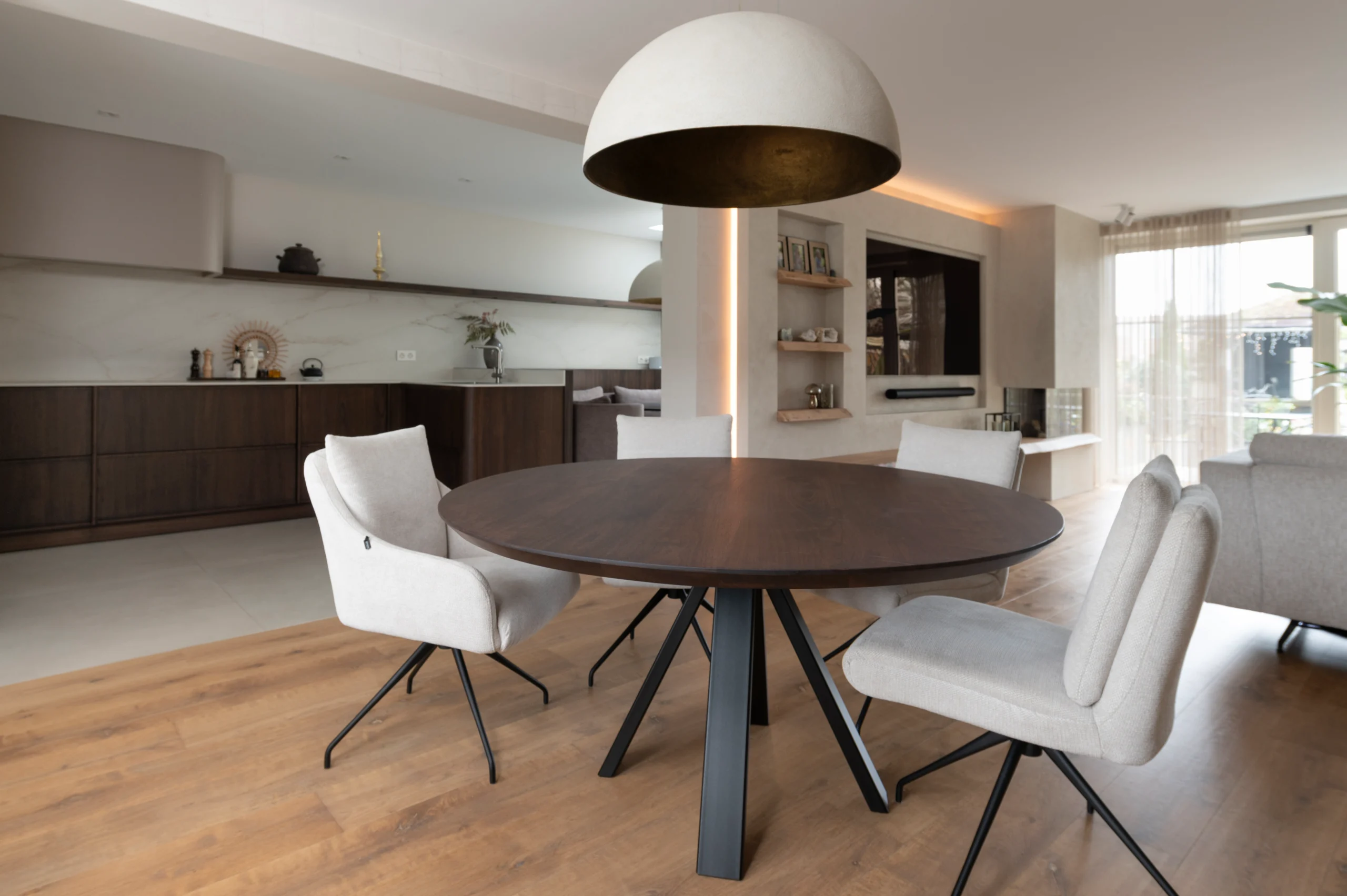 Premium noten ronde tafel met stalen Stefan onderstel