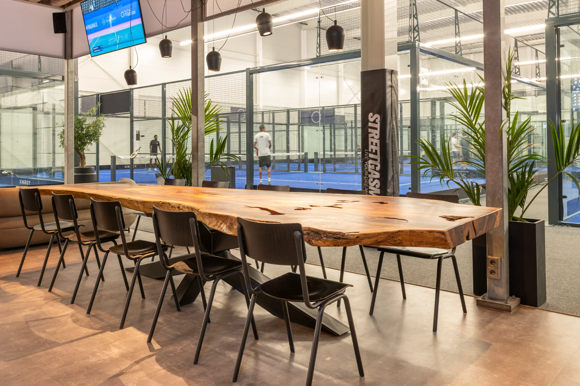 Suar tafel met XNGRY logo