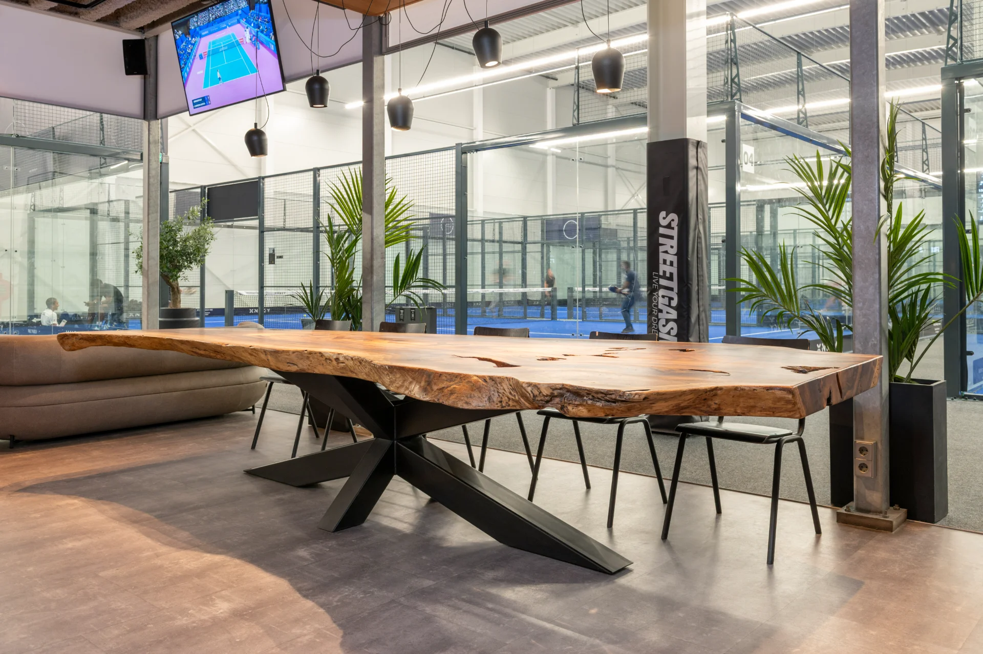 Suar tafel met XNGRY logo