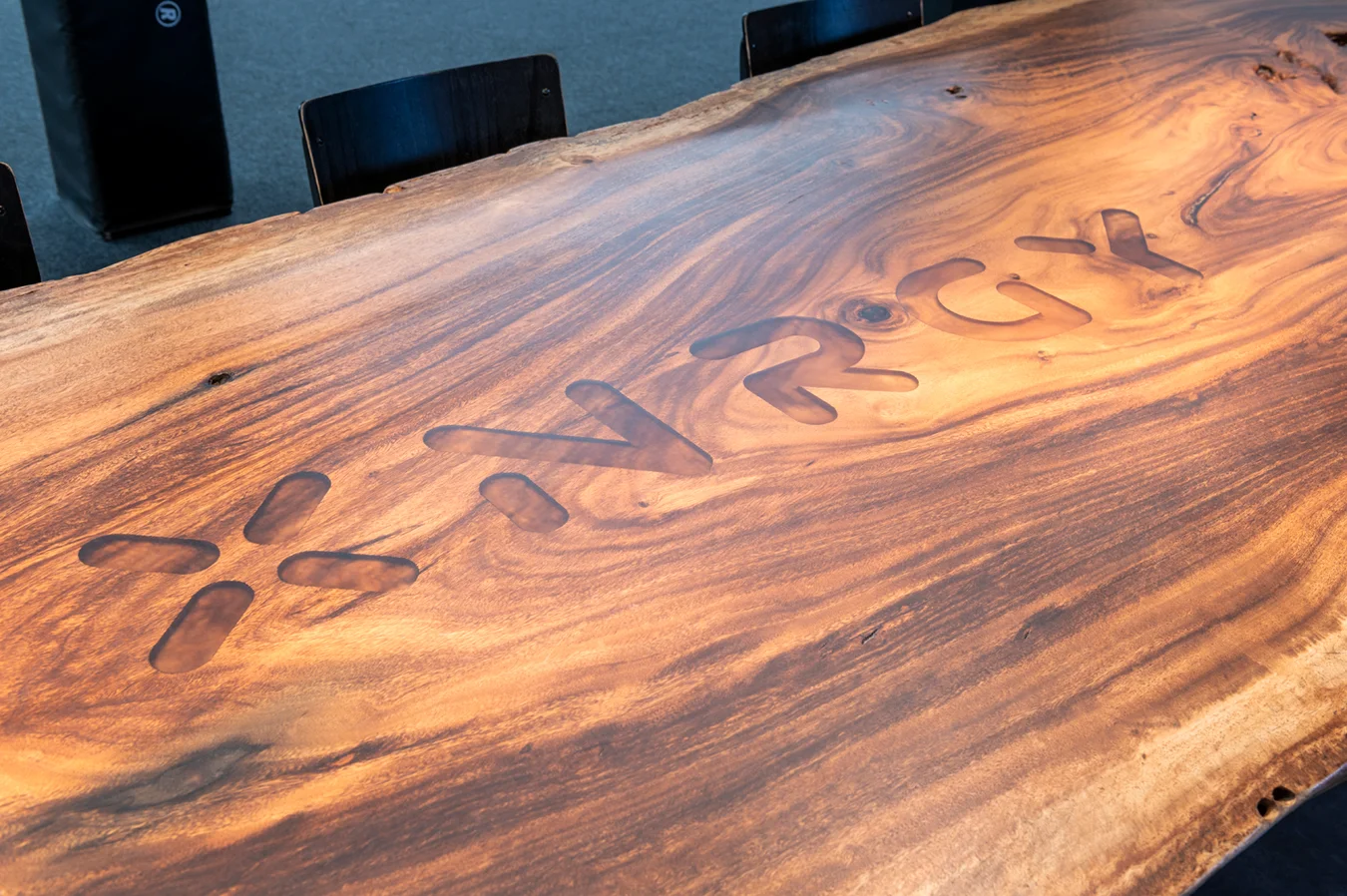 Suar tafel met XNGRY logo