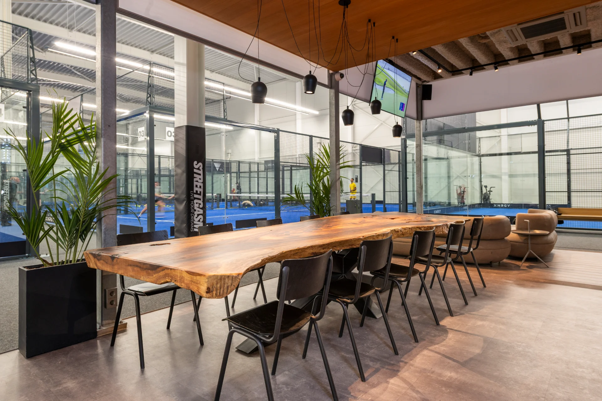 Suar tafel met XNGRY logo