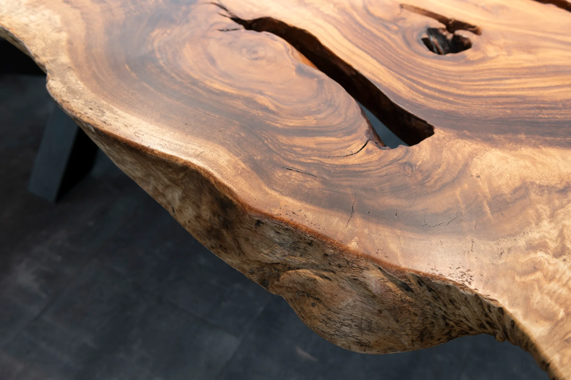 Suar tafel met XNGRY logo