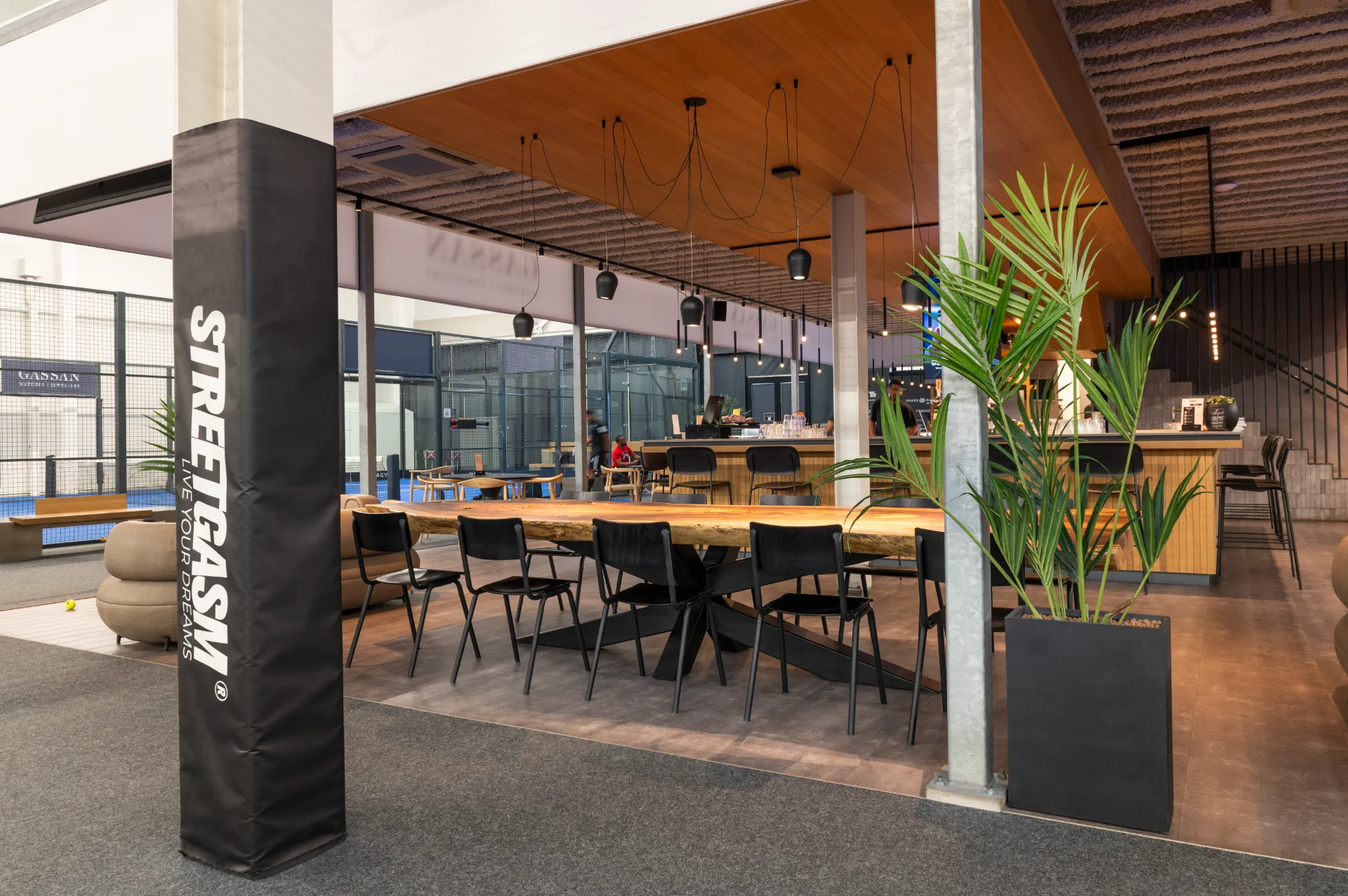 Suar tafel met XNGRY logo