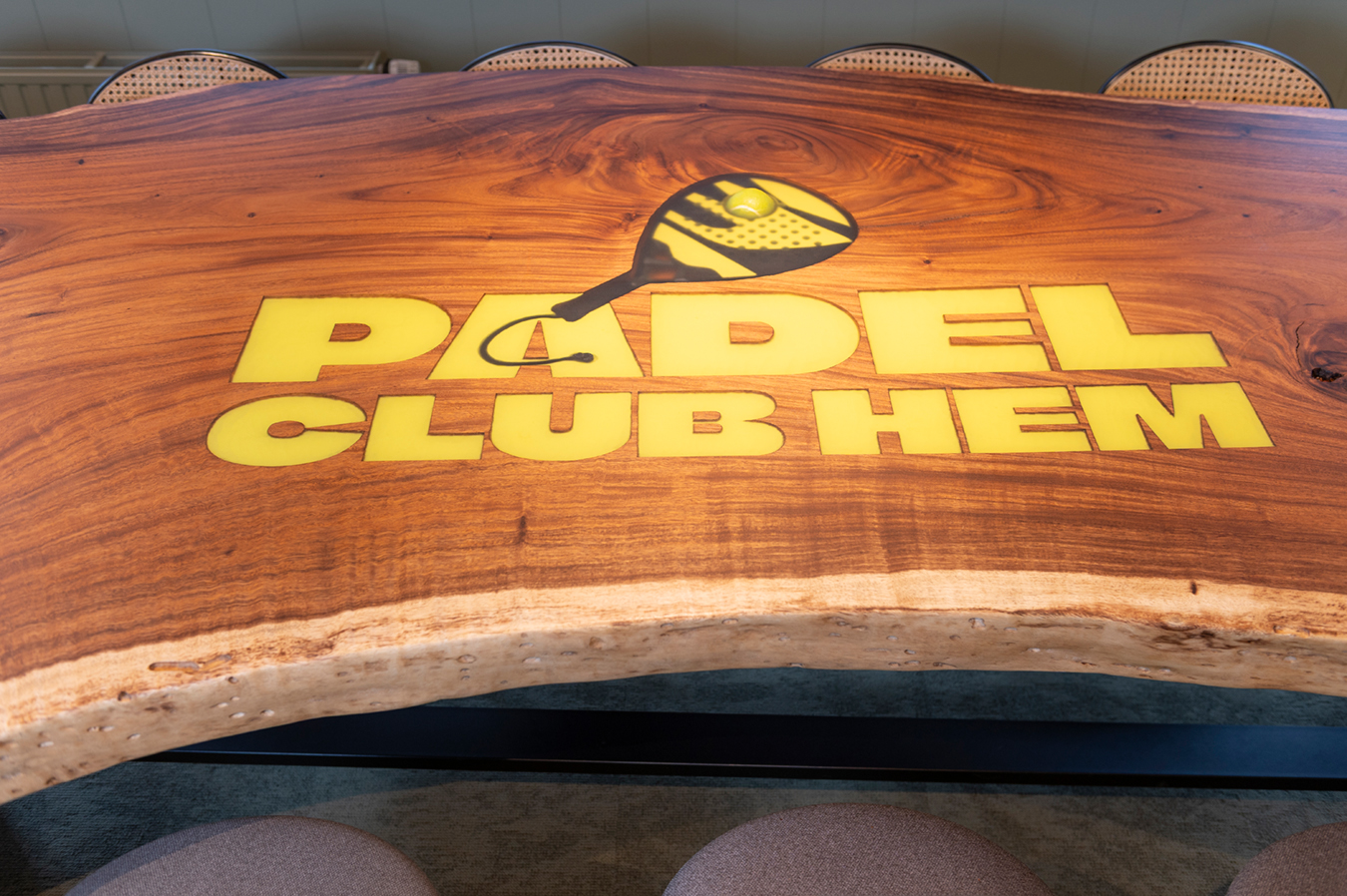 Suarhouten boomstamtafel met logo Padelclub Hem