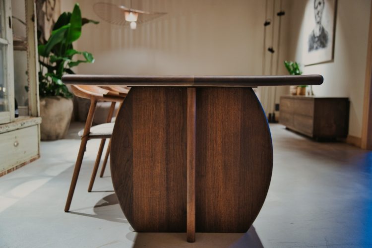 Massief notenhouten Japandi eettafel