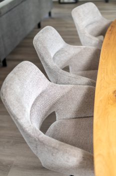 Deen ovale notenohouten tafel met Stalen ton + eetkamerbank Milo en stoelen