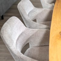 Deen ovale notenohouten tafel met Stalen ton + eetkamerbank Milo en stoelen