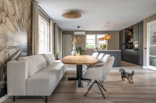 Deen ovale notenohouten tafel met Stalen ton + eetkamerbank Milo en stoelen