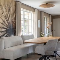 Deen ovale notenohouten tafel met Stalen ton + eetkamerbank Milo en stoelen