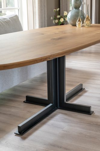 Deen ovale notenohouten tafel met Stalen ton + eetkamerbank Milo en stoelen