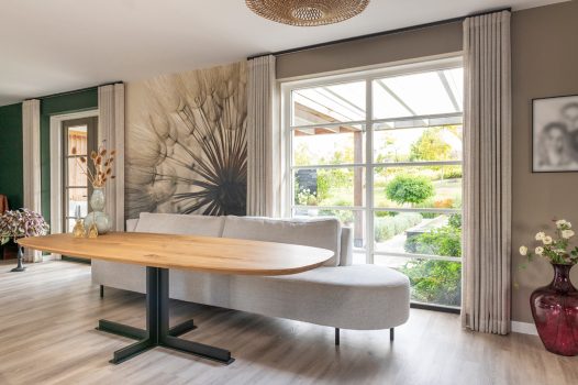 Deen ovale notenohouten tafel met Stalen ton + eetkamerbank Milo en stoelen