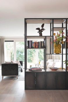 Eiken roomdivider kast met stalen frame