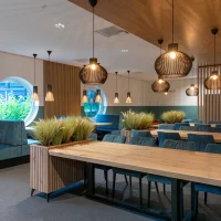 Eikenhoute rechte tafels met plus onderstel