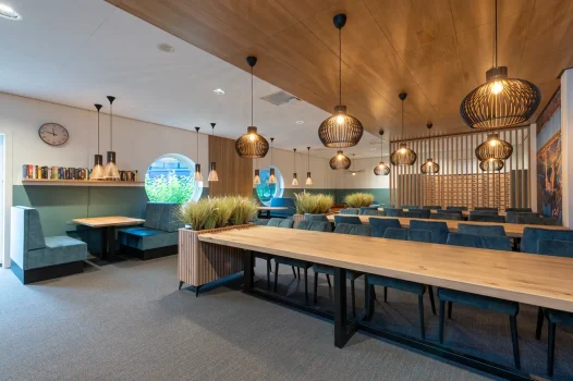 Eikenhoute rechte tafels met plus onderstel