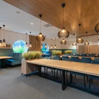Eikenhoute rechte tafels met plus onderstel