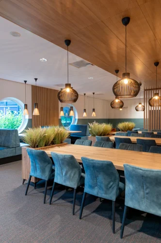 Eikenhoute rechte tafels met plus onderstel