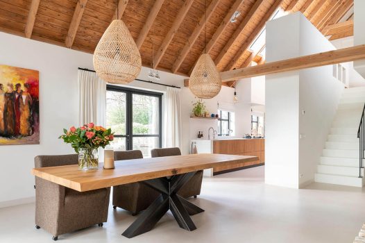 Massief eikenhouten boomstamtafel met stalen kruispoot